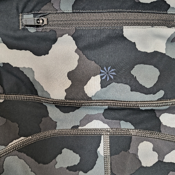 Athleta Lightning Camo 7/8 Tight Leggings Size Large - Picture 7 of 11